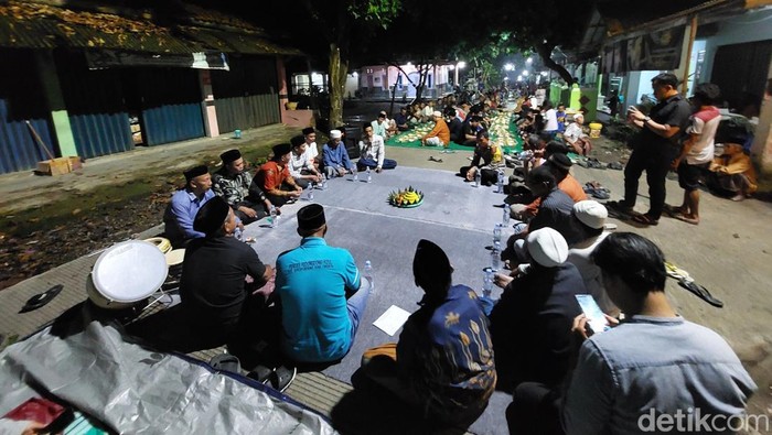 1761802237893-wakil-bupati-cirebon-agus-kurniawan-budiman-beserta-ratusan-warga-yang-menggelar-acara-syukuran-usai-jalan-diperbaiki-1761787375507_169