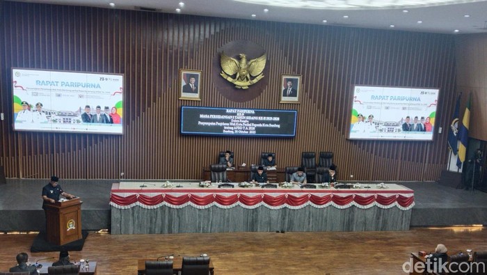 1761823707344-paripurna-dprd-kota-bandung-membahas-rancangan-apbd-2026-1761821567433_169