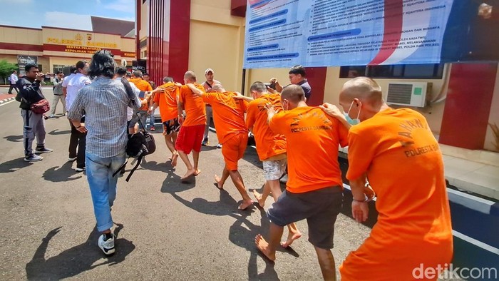 1761823906548-para-tersangka-pengedar-narkotika-saat-diamankan-polisi-1761805554742_169