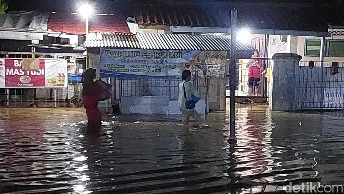 1761823966527-banjir-di-kota-cirebon-jumat-1712025-malam_169