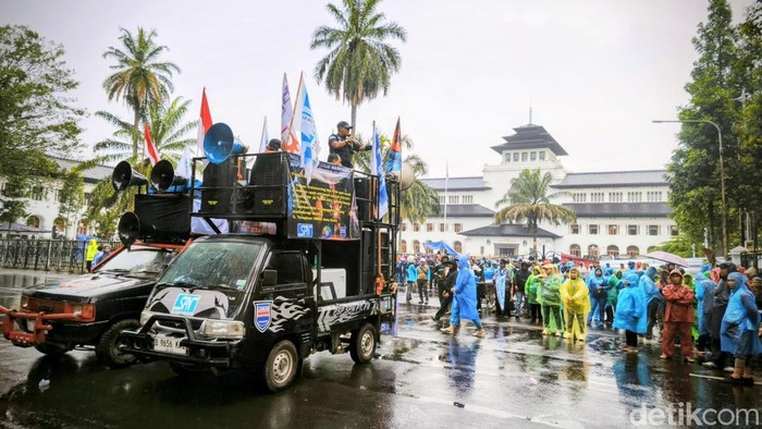 1761823977224-aksi-buruh-di-depan-gedung-sate-bandung-1761808736567_169