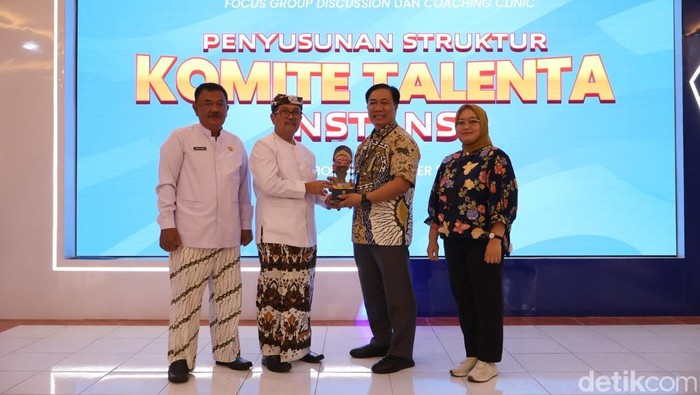 1761845232615-pelaksanaan-coaching-clinic-oleh-kemenpan-rb-di-kabupaten-cirebon-1761806668987_169