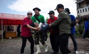 1761845456127-petugas-menggotong-warga-terluka-dalam-simulasi-kebencanaan-di-cimahi-1761810473280_169