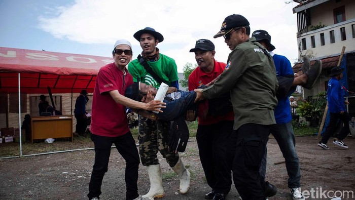 1761845456127-petugas-menggotong-warga-terluka-dalam-simulasi-kebencanaan-di-cimahi-1761810473280_169