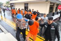 1761845535723-para-tersangka-kasus-narkotika-saat-konferensi-pers-di-polres-kuningan-1761824645117_43