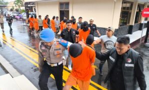 1761845535723-para-tersangka-kasus-narkotika-saat-konferensi-pers-di-polres-kuningan-1761824645117_43