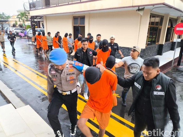 1761845535723-para-tersangka-kasus-narkotika-saat-konferensi-pers-di-polres-kuningan-1761824645117_43