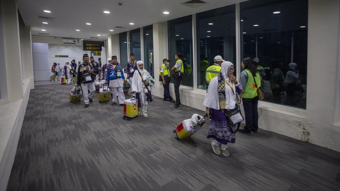 1761866196676-kloter-pertama-jemaah-calon-haji-mulai-berangkat-ke-tanah-suci-1746155650661_169