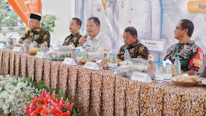 1761866295218-wakil-bupati-karawang-maslani-saat-sambutan-di-acara-gebyar-paten-kecamatan-tegalwaru-1761817255337_169