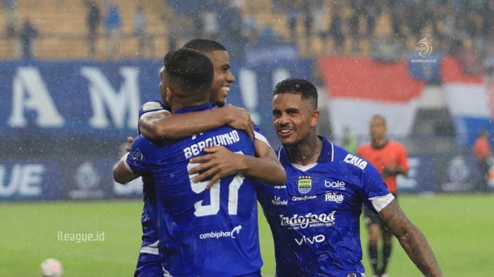1761888778455-persib-bandung-vs-persebaya-surabaya-1761568178046_169