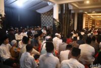 1761888805658-warga-meadati-tahlilan-mendiang-istri-bupati-purwakarta-1761874227384_169