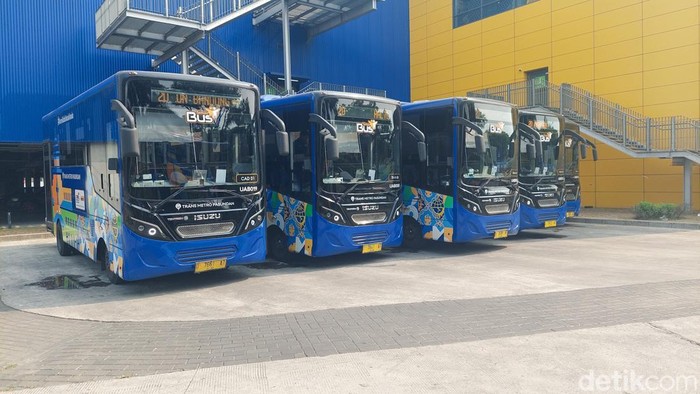 1761910130210-brt-bandung-raya-terparkir-di-terminal-kota-baru-parahyangan-1761892104557_169