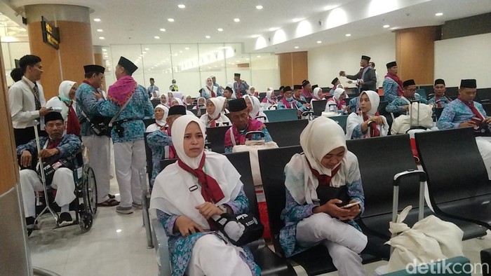 1761931598890-penerbangan-calon-haji-dari-bandara-kertajati-majalengka-2_169