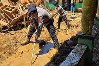 1761931730245-polisi-bantu-bersihkan-material-sisa-bencana-di-sukabumi-1761897803485_169