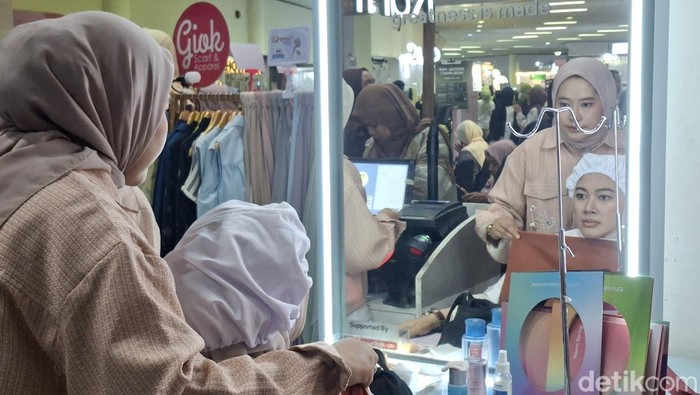 1761974499217-pengunjung-tengah-berkonsultasi-dengan-color-expert-wardah-di-gelaran-indonesia-hijab-fest-bandung-jumat-31102025-1761924655987_169