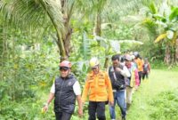 1761996107245-wakil-bupati-tasikmalaya-asep-sopari-alayubi-mendatangi-lokasi-banjir-bah-pada-sabtu-sore-1112025-1761989905606_169