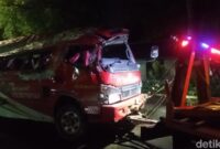 1762061113817-kondisi-kendaraan-elf-yang-terguling-di-tanjakan-cae-sumedang-1762049644434_169