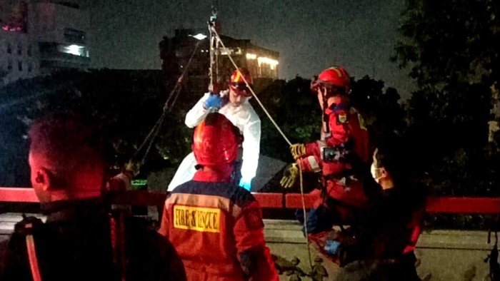 1762082554019-evakuasi-bunuh-di-flyover-pasupati-bandung-1762073210461_169