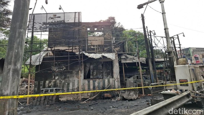 1762082564709-penampakan-pos-polisi-hangus-terbakar-usai-truk-bbm-terguling-di-cianjur-1762070322795_169