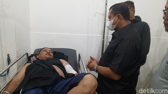 1762082592024-bupati-sumedang-dony-ahmad-munir-saat-menjenguk-korban-kecelakaan-elf-di-rsud-umar-wirahadikusumah-sumedang-1762071783200_169