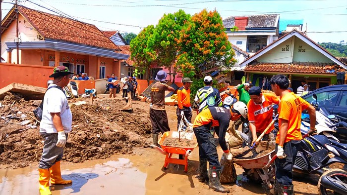 1762082651651-kondisi-di-desa-cikahuripan-kecamatan-cisolok-kabupaten-sukabumi-1762068509210_169