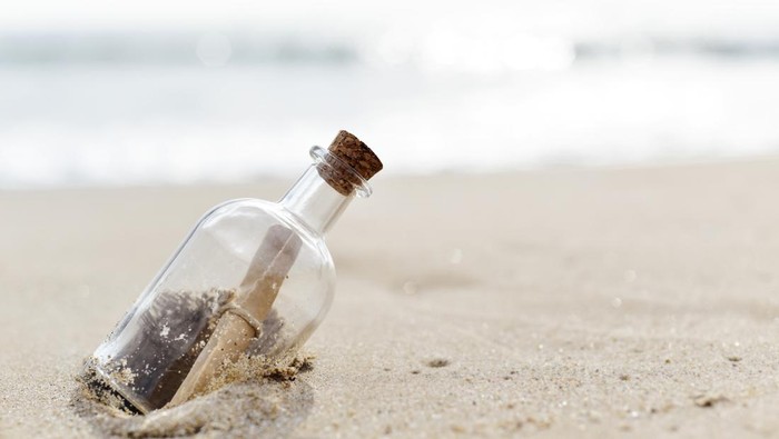 1762082770220-ilustrasi-surat-botol_169
