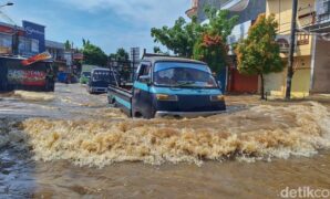 1762147767332-kondisi-banjir-jalan-raya-dayeuhkolot-kecamatan-dayeuhkolot-kabupaten-bandung-senin-3112025-1762141638459_169