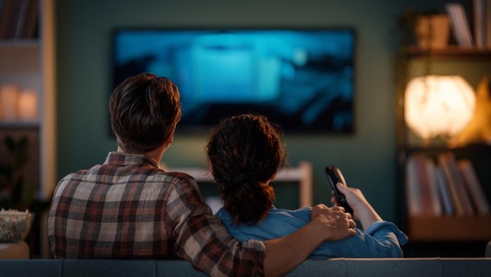 1762169370907-ilustrasi-menonton-film-di-televisi-1756783451886_169