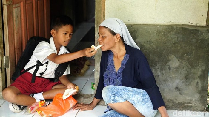 1762169419815-siswa-sd-di-pangandaran-menyisihkan-makanan-mbg-untuk-neneknya-1762155470482_169