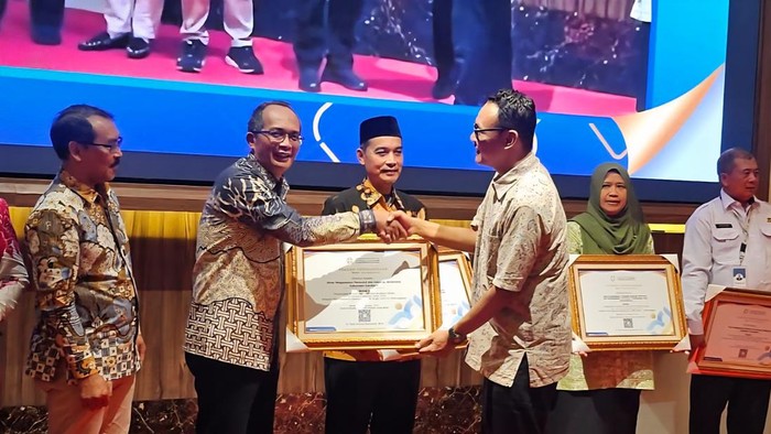 1762190702468-pemkab-sukabumi-menerima-penghargaan-terkait-pelayanan-kb-1762159954067_169