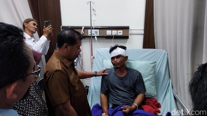 1762190960921-bupati-majalengka-eman-suherman-saat-menjenguk-korban-kecelakaan-di-sumedang-1762169717595_169