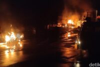 1762233930026-kobaran-api-imbas-terbakarnya-truk-pengangkut-bbm-di-cianjur-sabtu-1112025-malam-1762013355194_169