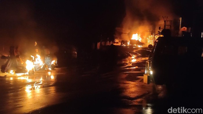 1762233930026-kobaran-api-imbas-terbakarnya-truk-pengangkut-bbm-di-cianjur-sabtu-1112025-malam-1762013355194_169