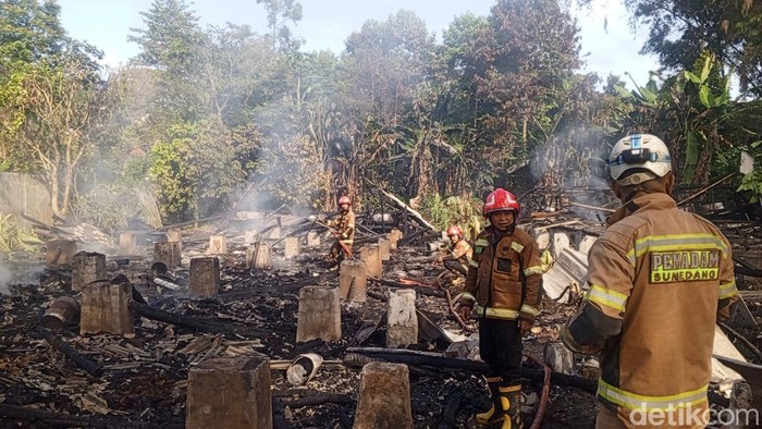 1762234133455-petugas-pemadam-kebakaran-sumedang-saat-melakukan-proses-pendinginan-usai-kebakaran-kandang-ayam-1762223418889_169