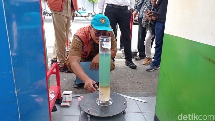 1762234187631-petugas-gabungan-memeriksa-pertalite-di-spbu-3446109-jalan-perintis-kemerdekaan-kota-tasikmalaya-yang-terkontaminasi-air-1762150958161_169