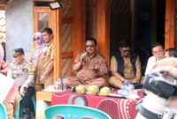 1762234198796-bupati-sukabumi-asep-japar-di-lokasi-pembangunan-hunian-tetap-huntap-bagi-warga-terdampak-bencana-pergerakan-tanah-di-kampung--1762219090561_169