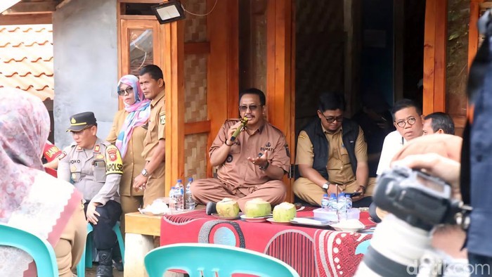 1762234198796-bupati-sukabumi-asep-japar-di-lokasi-pembangunan-hunian-tetap-huntap-bagi-warga-terdampak-bencana-pergerakan-tanah-di-kampung--1762219090561_169