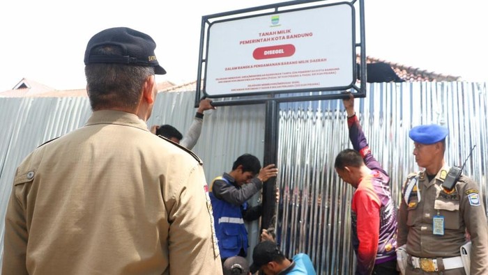 1762255655148-penyegelan-bangunan-di-jalan-bengawan-kota-bandung-1762250860261_169