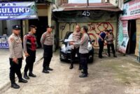1762255660833-polisi-berjaga-di-kantor-leasing-yang-digeruduk-ojol-di-bandung-1762250514320_169