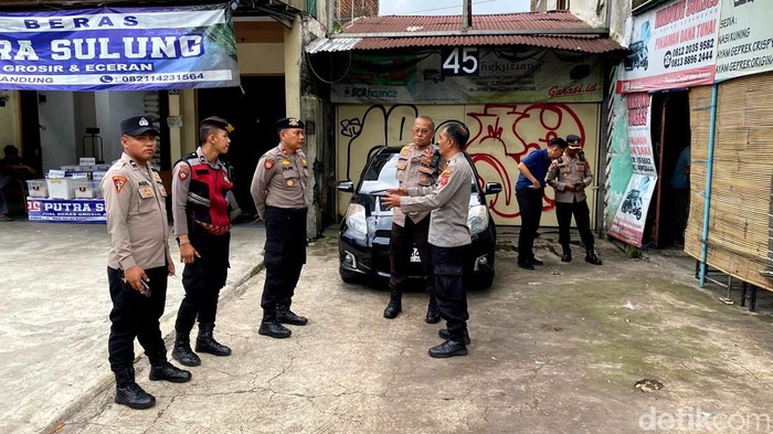 1762255660833-polisi-berjaga-di-kantor-leasing-yang-digeruduk-ojol-di-bandung-1762250514320_169