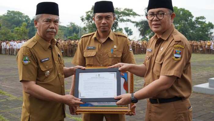 1762255677135-pemkab-bandung-barat-terima-penghargaan-dari-bkn-ri-1762250333587_169