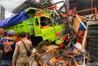 1762255719845-truk-tabrak-warung-mi-ayam-di-sukabumi-1762248431267_169