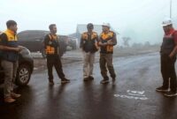 1762277279128-petugas-memantau-kondisi-jalan-di-kabupaten-sukabumi-1762253461663_169