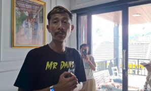 1762342133694-deni-rukmana-orang-tua-rz-saat-ditemui-di-rumahnya-rabu-5112025-1762338773532_169