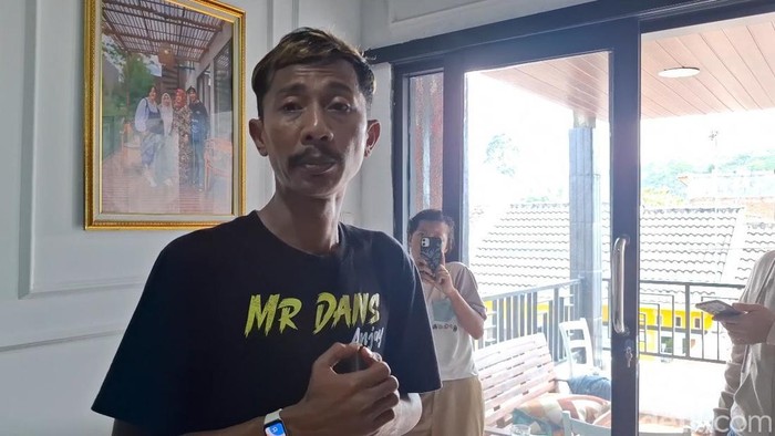 1762342133694-deni-rukmana-orang-tua-rz-saat-ditemui-di-rumahnya-rabu-5112025-1762338773532_169