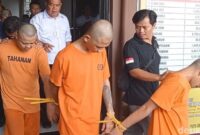 1762342237176-tersangka-saat-dihadirkan-di-mapolres-tasikmalaya-kota-1762331190629_169