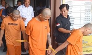 1762342237176-tersangka-saat-dihadirkan-di-mapolres-tasikmalaya-kota-1762331190629_169