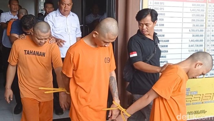 1762342237176-tersangka-saat-dihadirkan-di-mapolres-tasikmalaya-kota-1762331190629_169