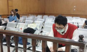 1762342270063-dokter-priguna-saat-menjalani-sidang-putusan-di-pn-bandung-majelis-hakim-menjatuhkan-vonis-11-tahun-penjara-terhadap-priguna-d-1762334016159_169