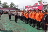 1762363544199-kapolres-tasikmalaya-kota-akbp-moch-faruk-rozi-melakukan-inspeksi-pasukan-apel-siaga-tanggap-bencana-2025-1762330840098_169